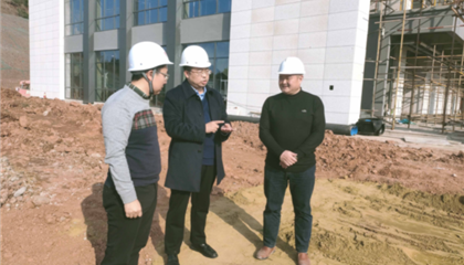 遂寧興業(yè)集團(tuán)黨委副書(shū)記、監(jiān)事會(huì)主席、工會(huì)主席石鎮(zhèn)槐深入遂寧市興學(xué)商務(wù)中心項(xiàng)目、公共衛(wèi)生臨床醫(yī)療中心一期項(xiàng)目進(jìn)行實(shí)地巡查